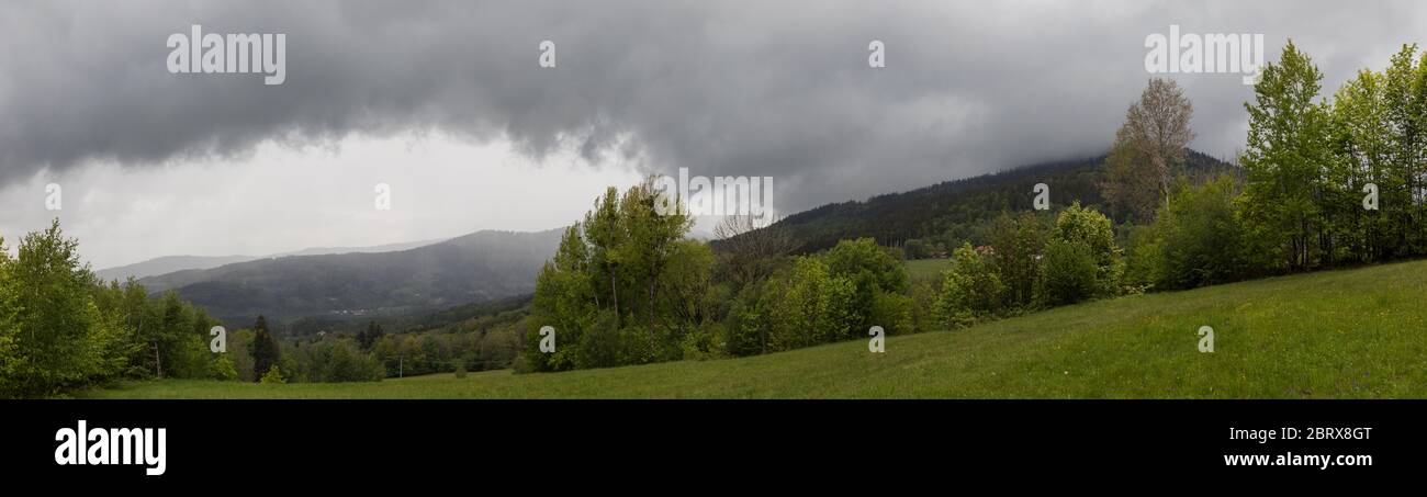 Wolkenverhangene Mittelgebirgslandschaft, paesaggio di montagna nuvoloso Foto Stock