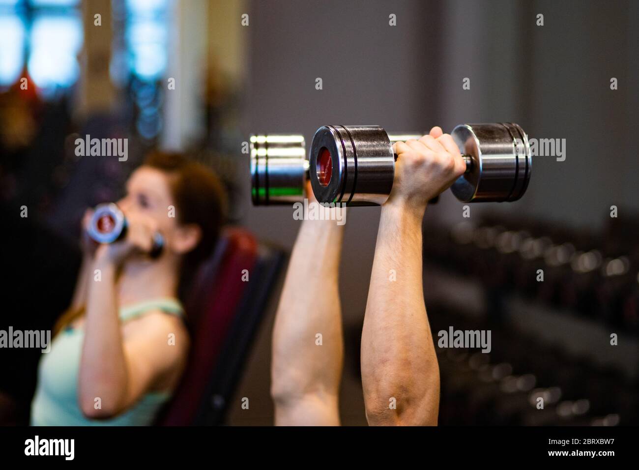 La gente con la gomma di manubri Foto Stock
