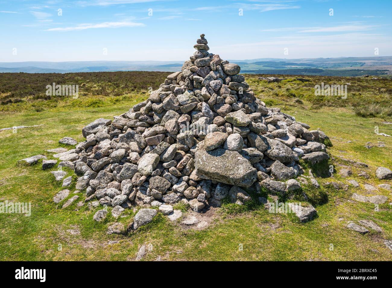 Un cairn costruito da escursionisti su Hameldon Tor costruito con pietre forse rubate dai monumenti in programma nelle vicinanze. Dartmoor National Park, Devon, Inghilterra, Regno Unito. Foto Stock