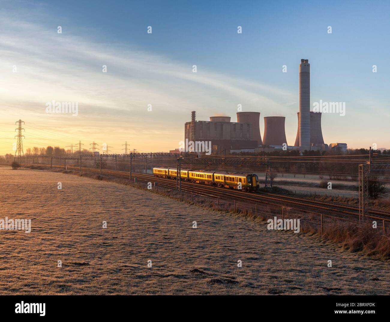 London Midland Siemens Desiro trenino elettrico classe 350 che passa davanti alla centrale elettrica a carbone di Rugeley sulla linea principale elettrificata della costa occidentale Foto Stock