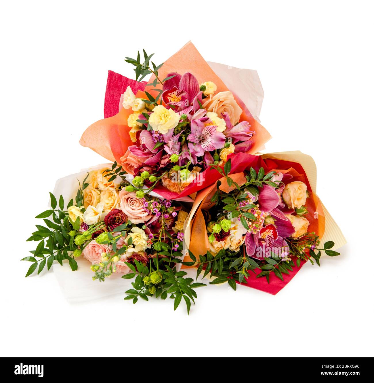 bouquet di rose, alstroemeria, garofani, orchidee in carta da imballaggio Foto Stock