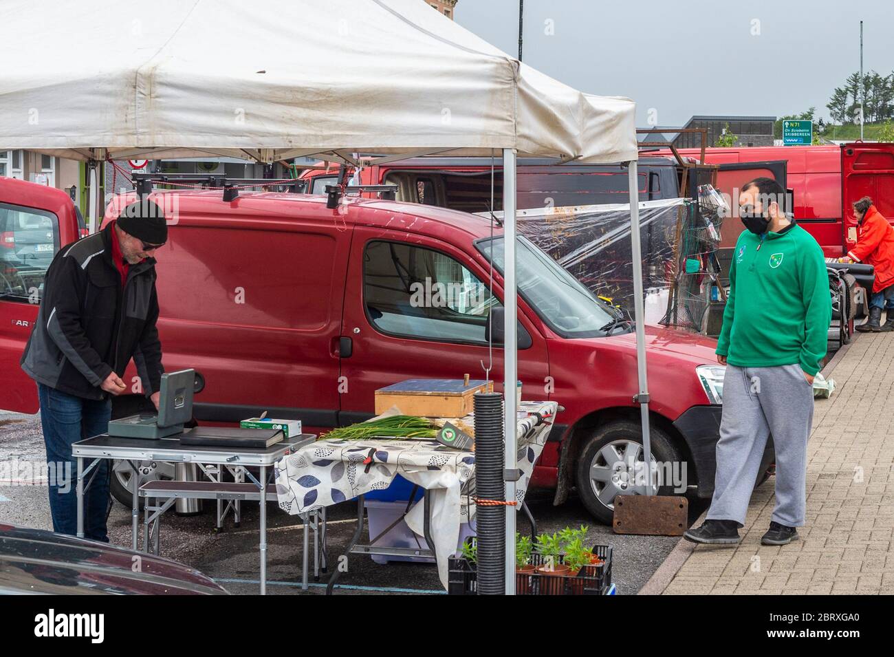 Bantry, West Cork, Irlanda. 22 maggio 2020. Nonostante i venti di forza di Gale, il mercato di Bantry ha riaperto oggi con grandi folle dopo una chiusura di 2 mesi a causa della pandemia di Covid-19. Credit: Notizie dal vivo di AG/Alamy Foto Stock