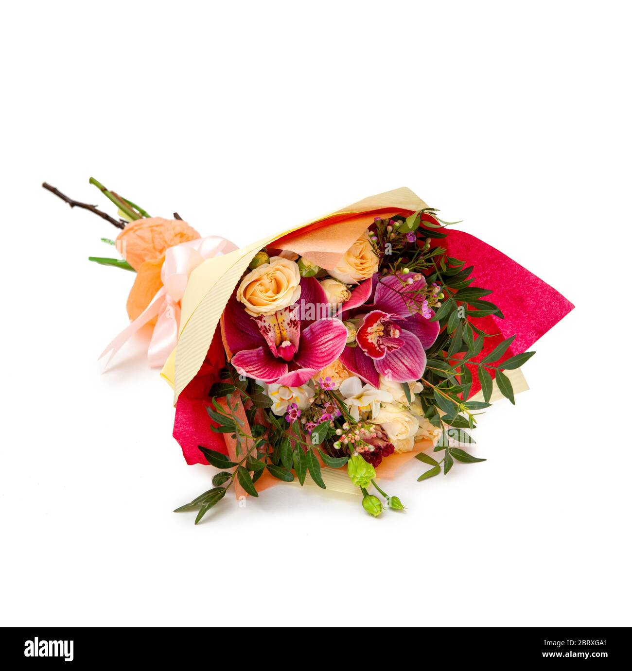 bouquet di rose, alstroemeria, garofani, orchidee in carta da imballaggio Foto Stock