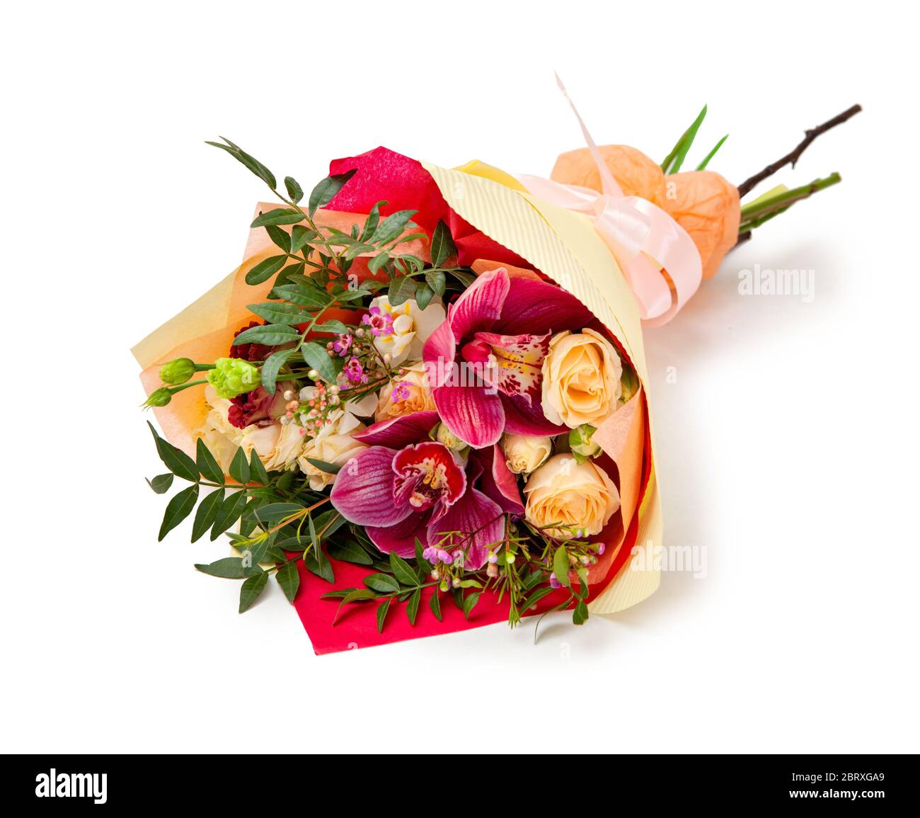 bouquet di rose, alstroemeria, garofani, orchidee in carta da imballaggio Foto Stock