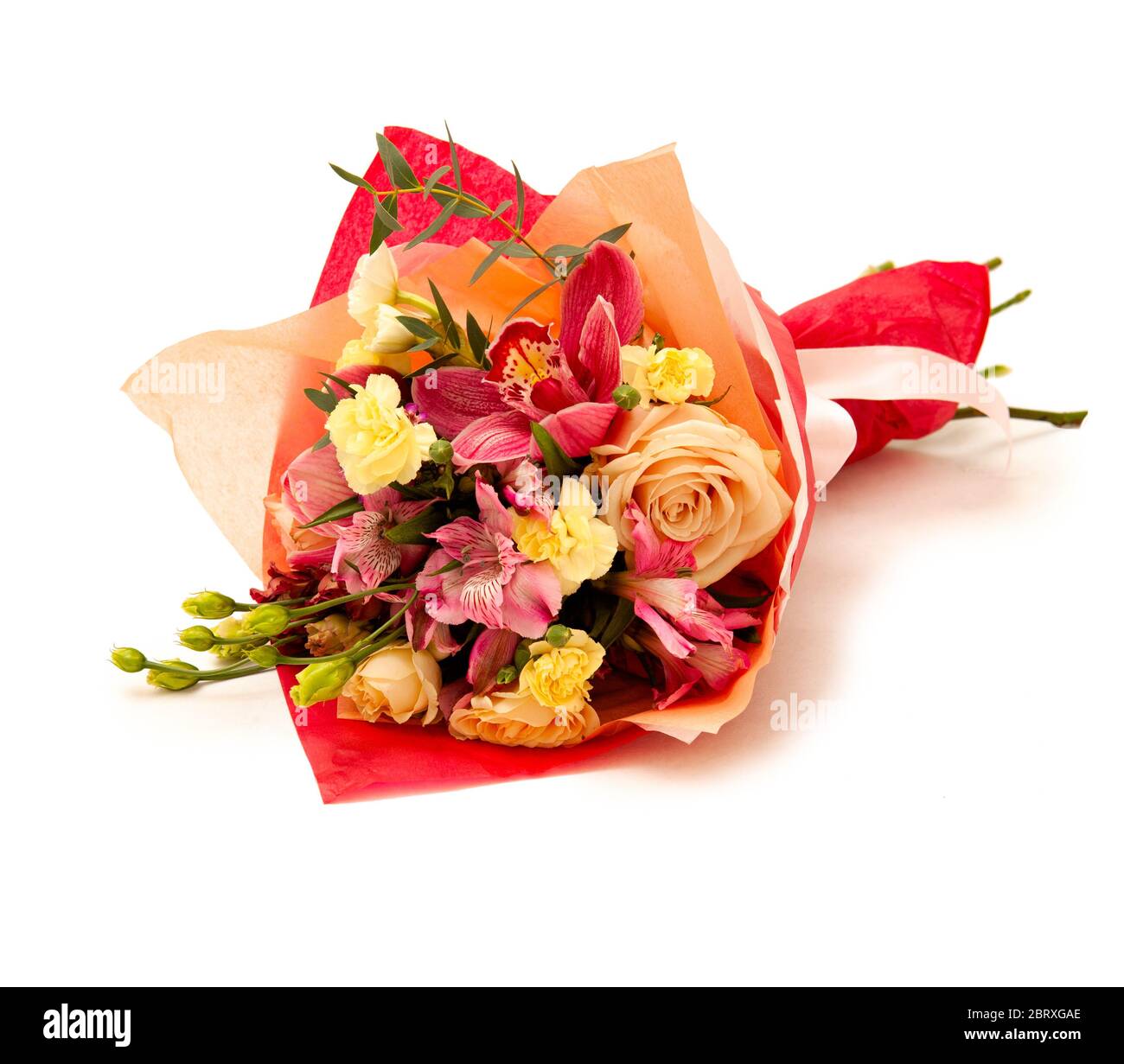 bouquet di rose, alstroemeria, garofani, orchidee in carta da imballaggio Foto Stock