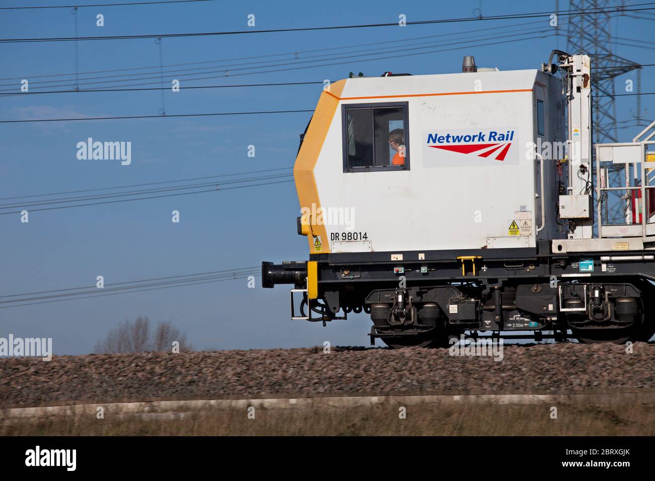 Conducente del treno merci COAS su un veicolo multiuso della rete ferroviaria che guida lungo la linea principale della costa occidentale Foto Stock