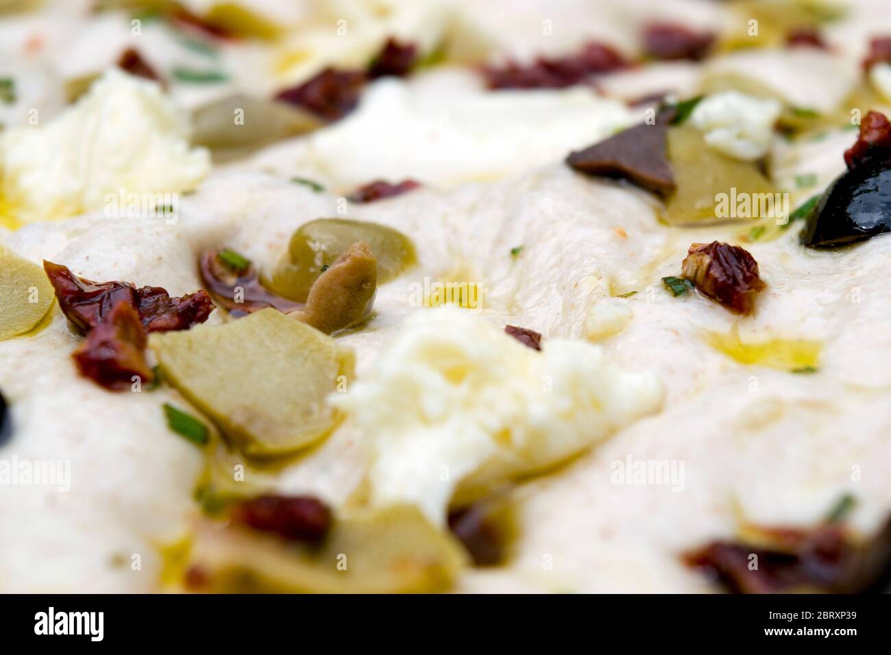 Focaccia italiana lievitata fatta in casa, pane italiano piano cotto al forno, simile per stile e consistenza alla pasta per pizza. Foto Stock