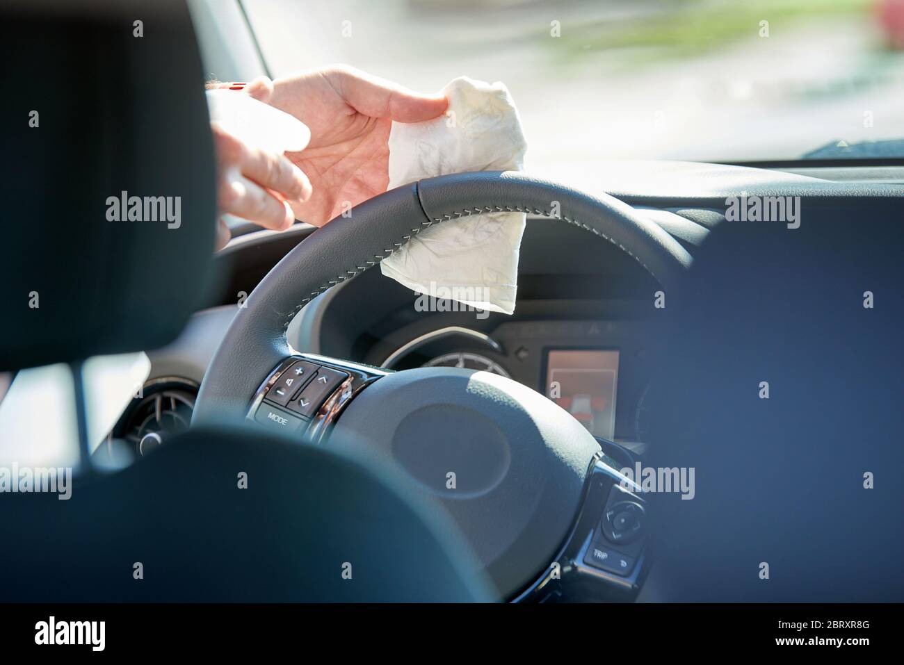 Disinfezione dell'interno di un'auto della scuola guida, durante il periodo di Coronavirus Foto Stock