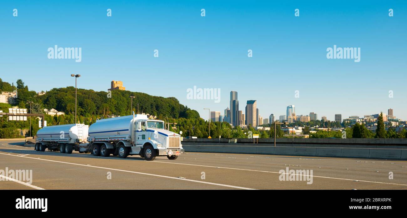 Autocisterna sull'Interstate 90 a Seattle, Washington state, Stati Uniti Foto Stock