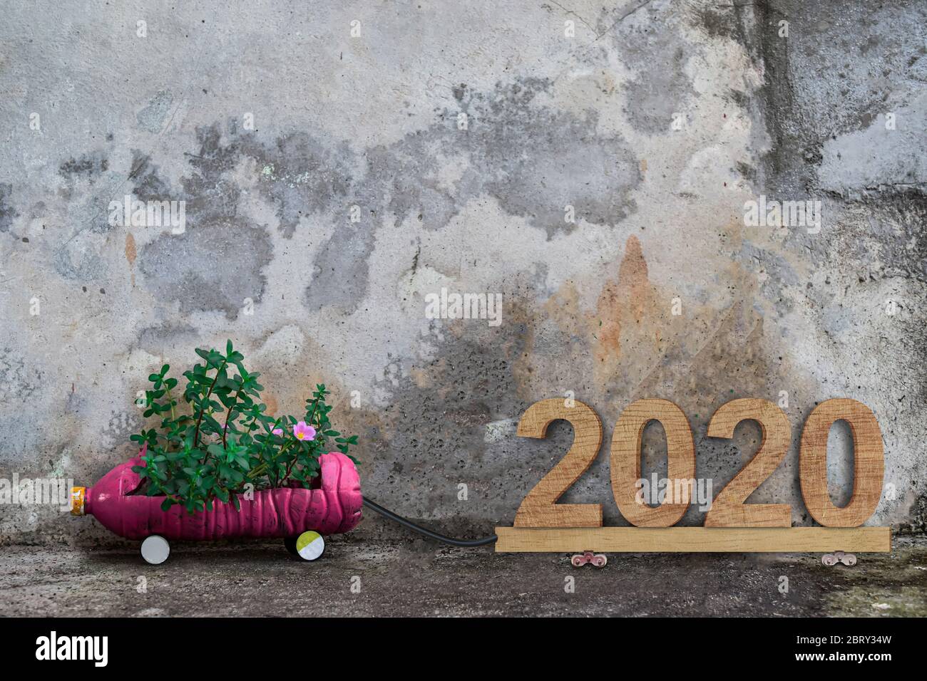 Auto per bambini in bottiglie di plastica con saluti per il nuovo anno 2020 Foto Stock