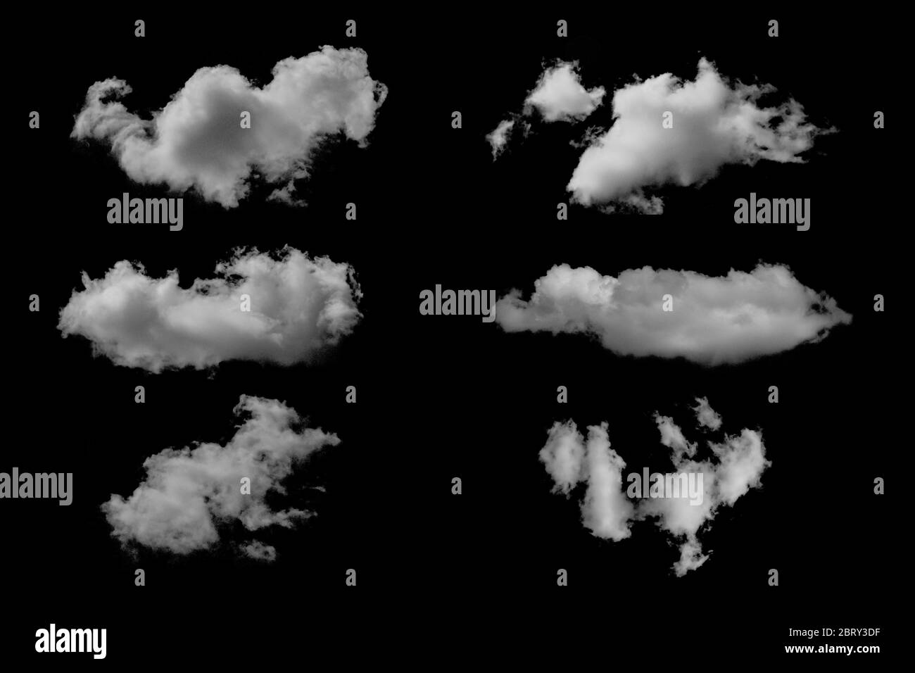 Insieme di nuvole bianche isolate su sfondo nero. Foto Stock