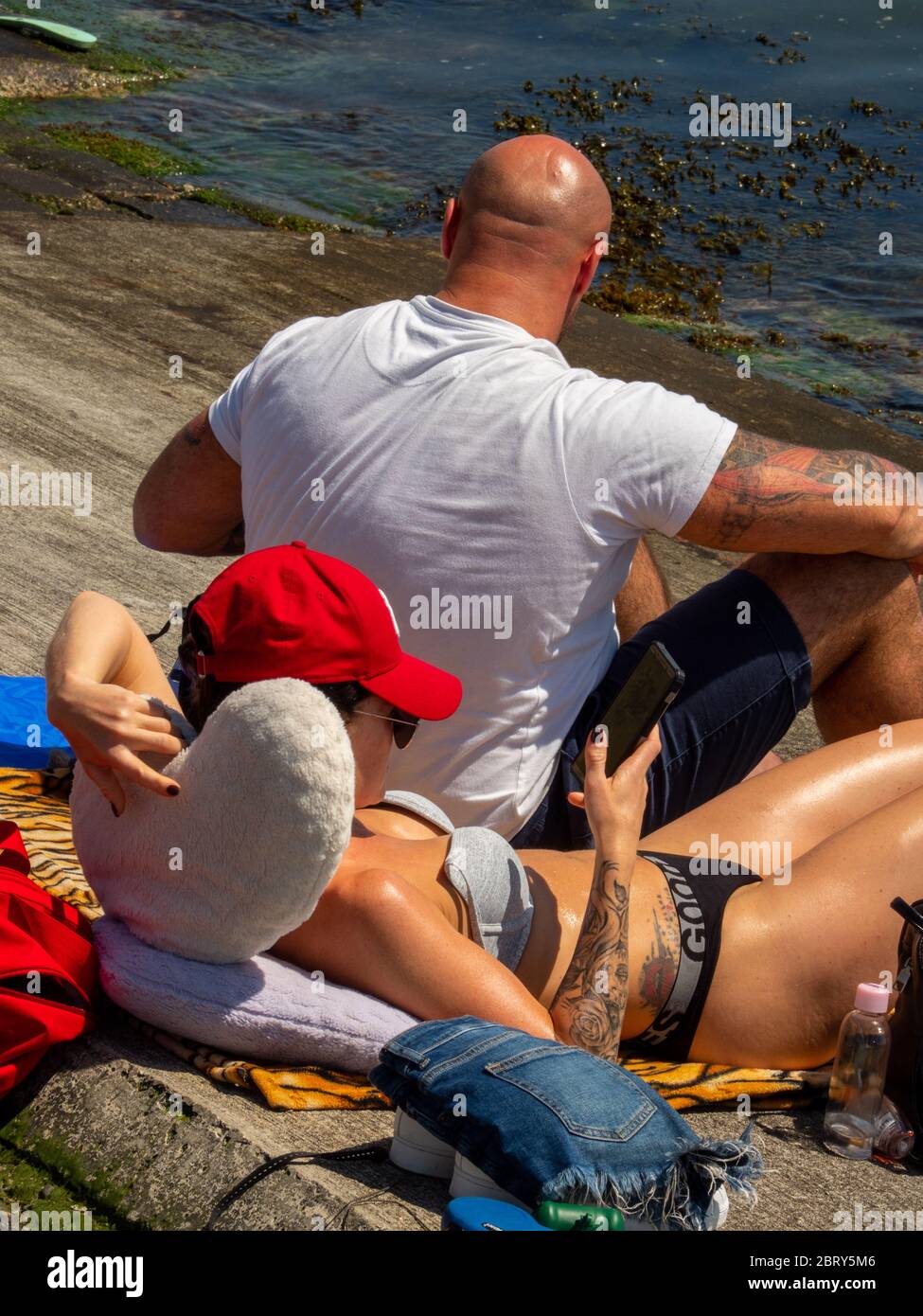 Una coppia si gode il caldo sulla spiaggia di Southend. Foto Stock