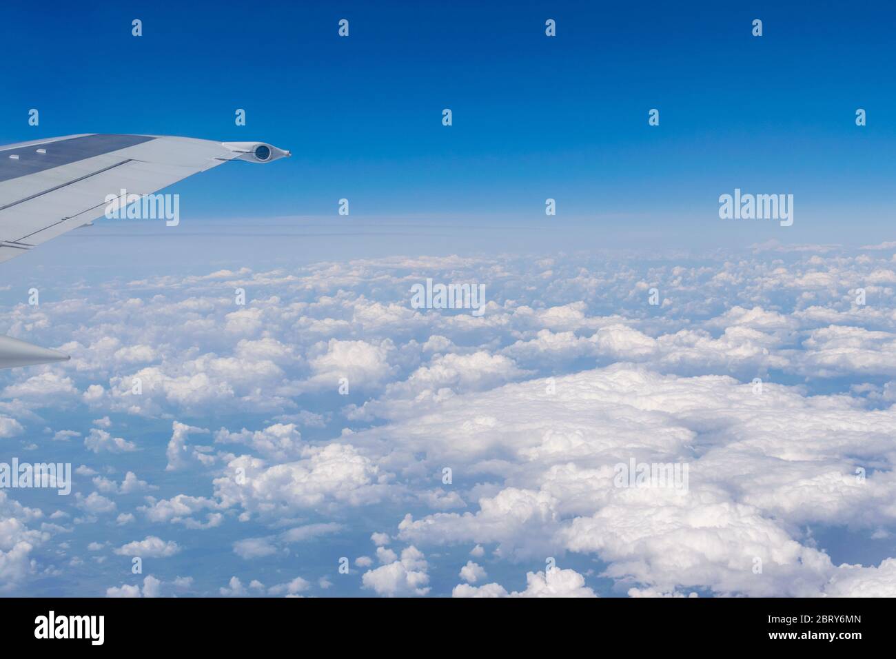 Ala di un aereo che vola sopra le nuvole Foto Stock