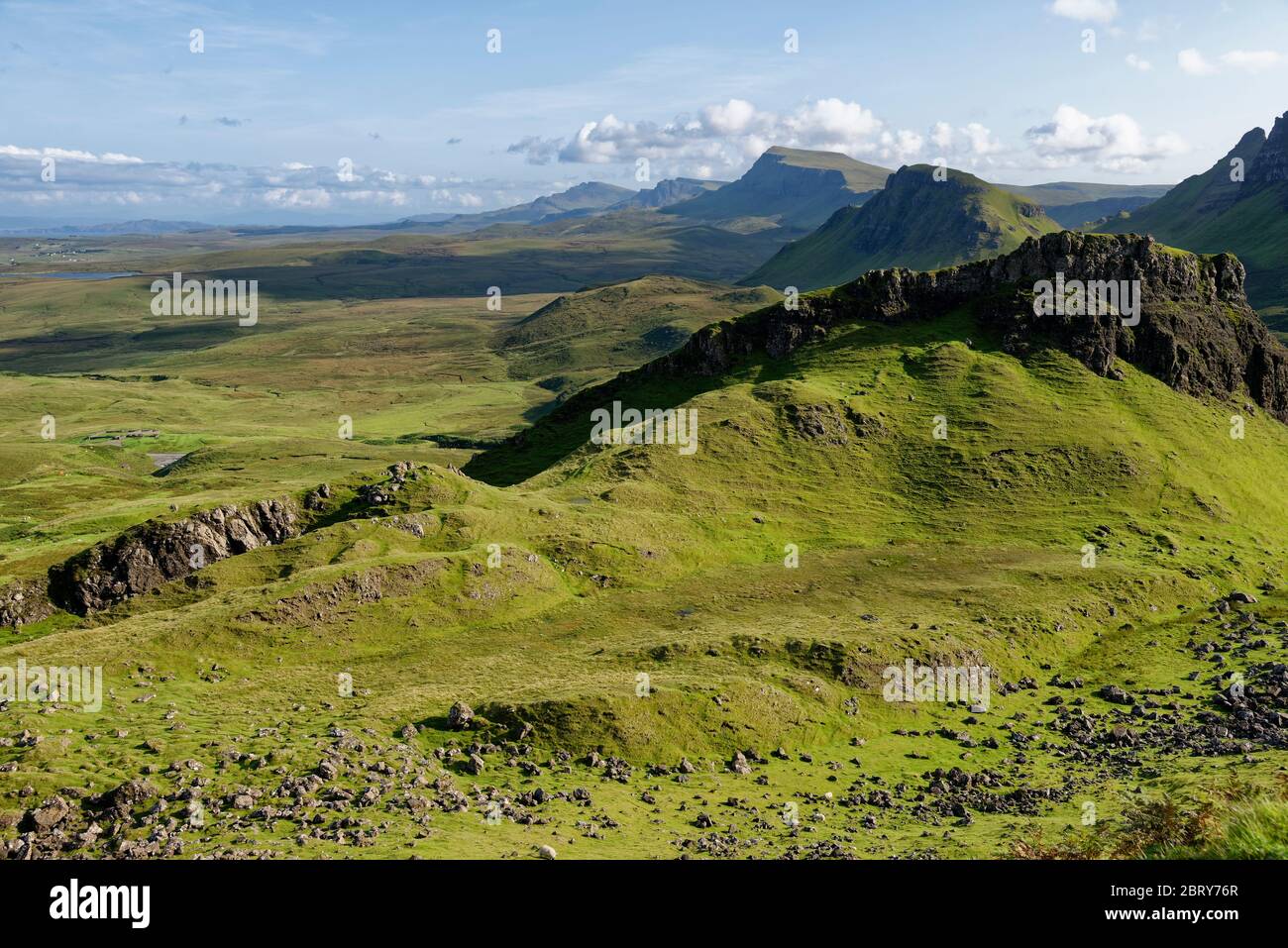 Vista a sud dal Quiraing Trail, Trotternish Ridge, Isola di Skye, Scozia, Regno Unito Cnoc A' Mheirlich (266 m vicino a destra) con Cleat (336 m dietro) il St Foto Stock