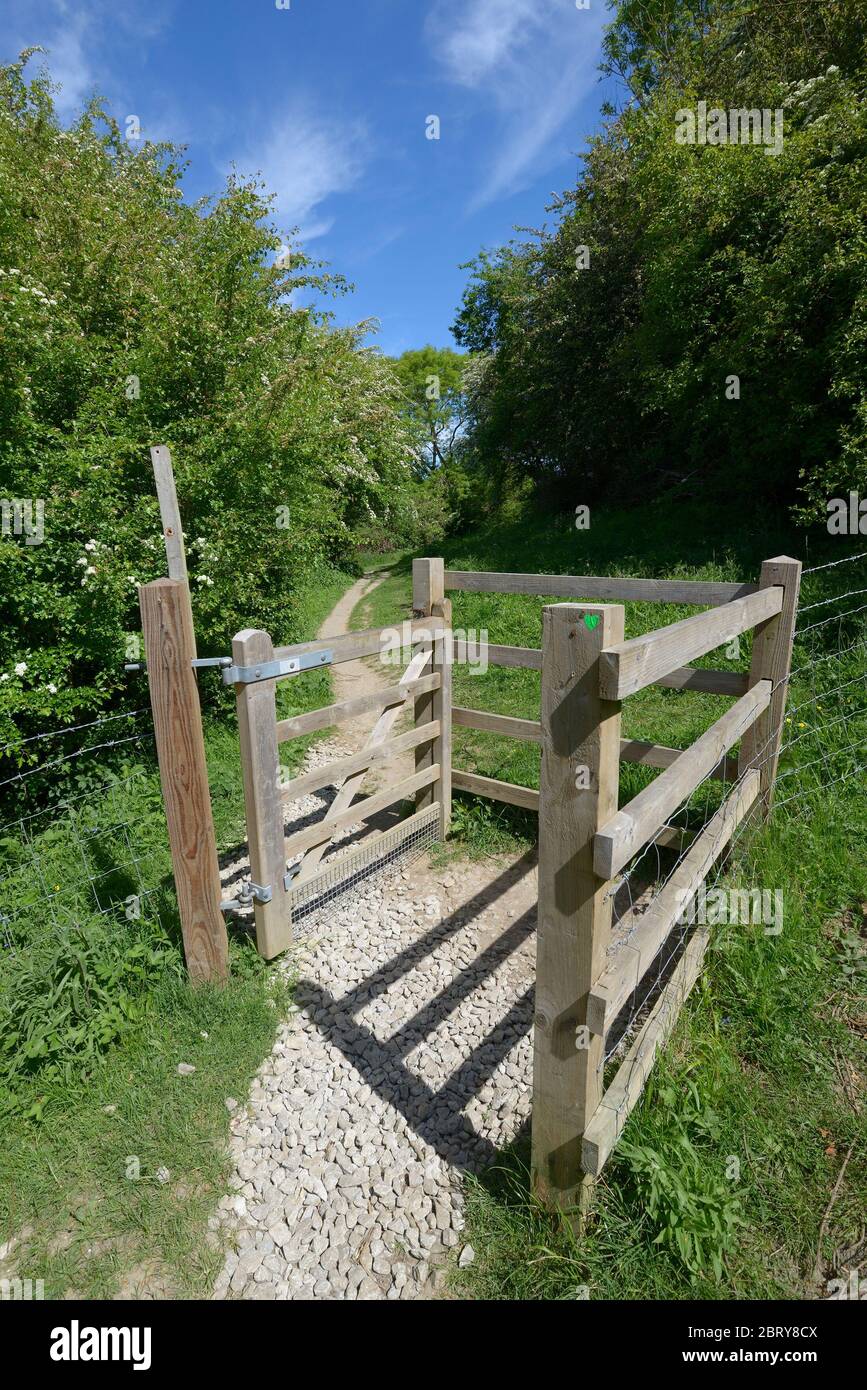 Loose Village, Kent, Regno Unito. Porta di bacio - che permette l'accesso per le persone ma non il bestiame - su un sentiero pubblico Foto Stock