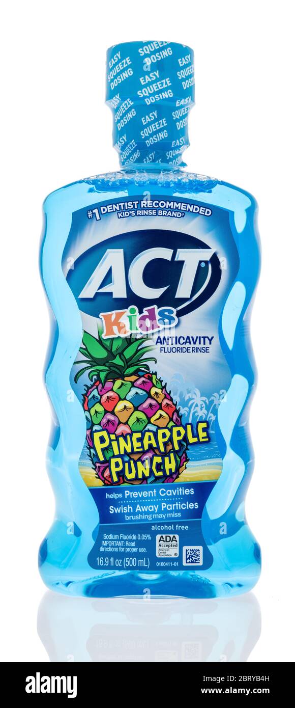 Winneconne, WI - 19 maggio 2020: Una bottiglia DI ACT Kids anticavity flouride risciacquo su uno sfondo isolato Foto Stock