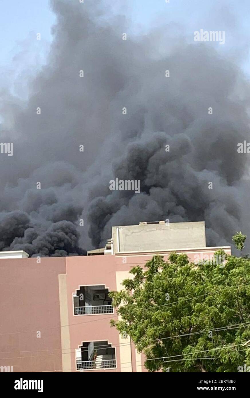 Karachi. 22 maggio 2020. La foto scattata con un telefono cellulare mostra fumo che si alza dal sito di incidente aereo nella città portuale pakistana meridionale di Karachi il 22 maggio 2020. Un aereo passeggeri della Pakistan International Airlines (PIA) che trasportava circa 100 persone si è schiantato in una zona residenziale il venerdì pomeriggio a Karachi, secondo i media locali e un funzionario. Credit: Sr/Xinhua/Alamy Live News Foto Stock