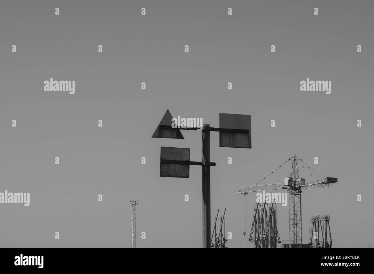 Terminal del petrolio greggio. Il terminale per olio è un impianto industriale per lo stoccaggio di olio e prodotti petrolchimici. Porta industriale. Terminale di porta. Foto Stock