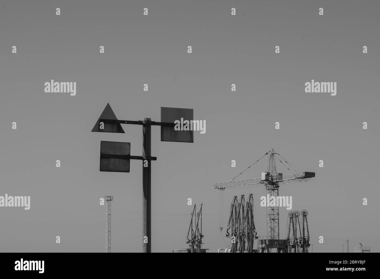 Terminal del petrolio greggio. Il terminale per olio è un impianto industriale per lo stoccaggio di olio e prodotti petrolchimici. Porta industriale. Terminale di porta. Foto Stock