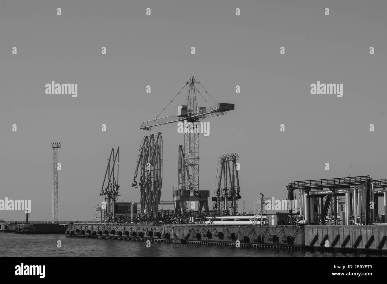 Terminal del petrolio greggio. Il terminale per olio è un impianto industriale per lo stoccaggio di olio e prodotti petrolchimici. Porta industriale. Terminale di porta. Foto Stock