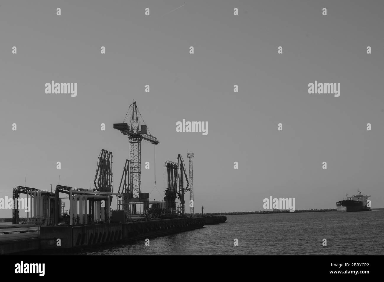 Terminal del petrolio greggio. Il terminale per olio è un impianto industriale per lo stoccaggio di olio e prodotti petrolchimici. Porta industriale. Terminale di porta. Foto Stock