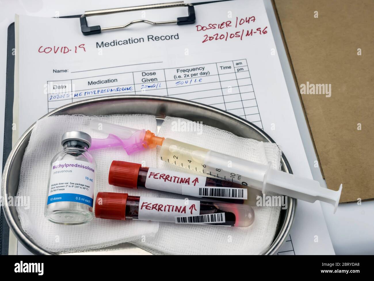 Farmaco metilprednisolone per pazienti covid-19 con elevata ferritina ematica, immagine concettuale, contenitori di farmaci generici senza marchio e ipotetici Foto Stock