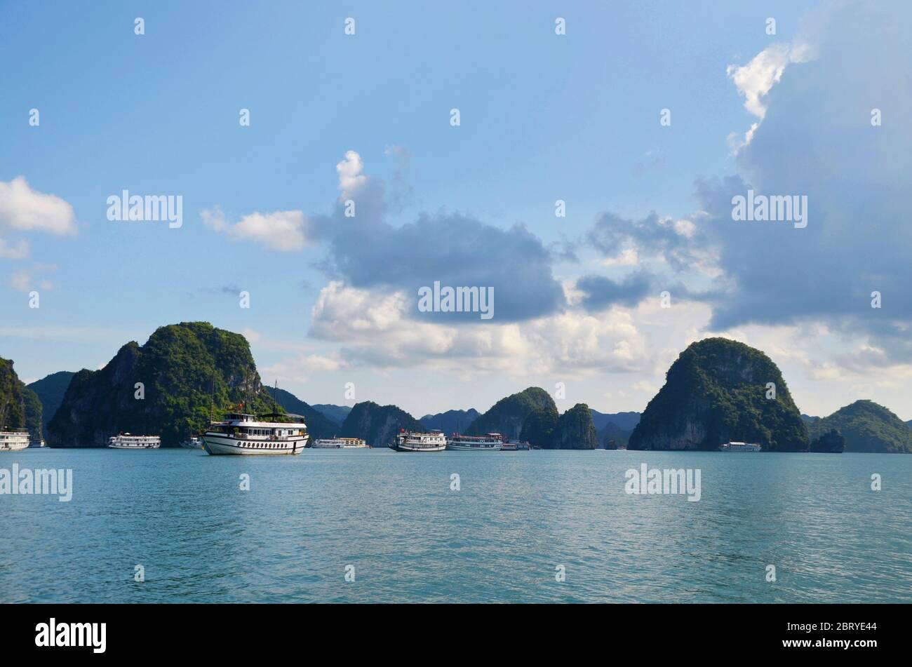 Barche a Halong Bay, Vietnam Foto Stock