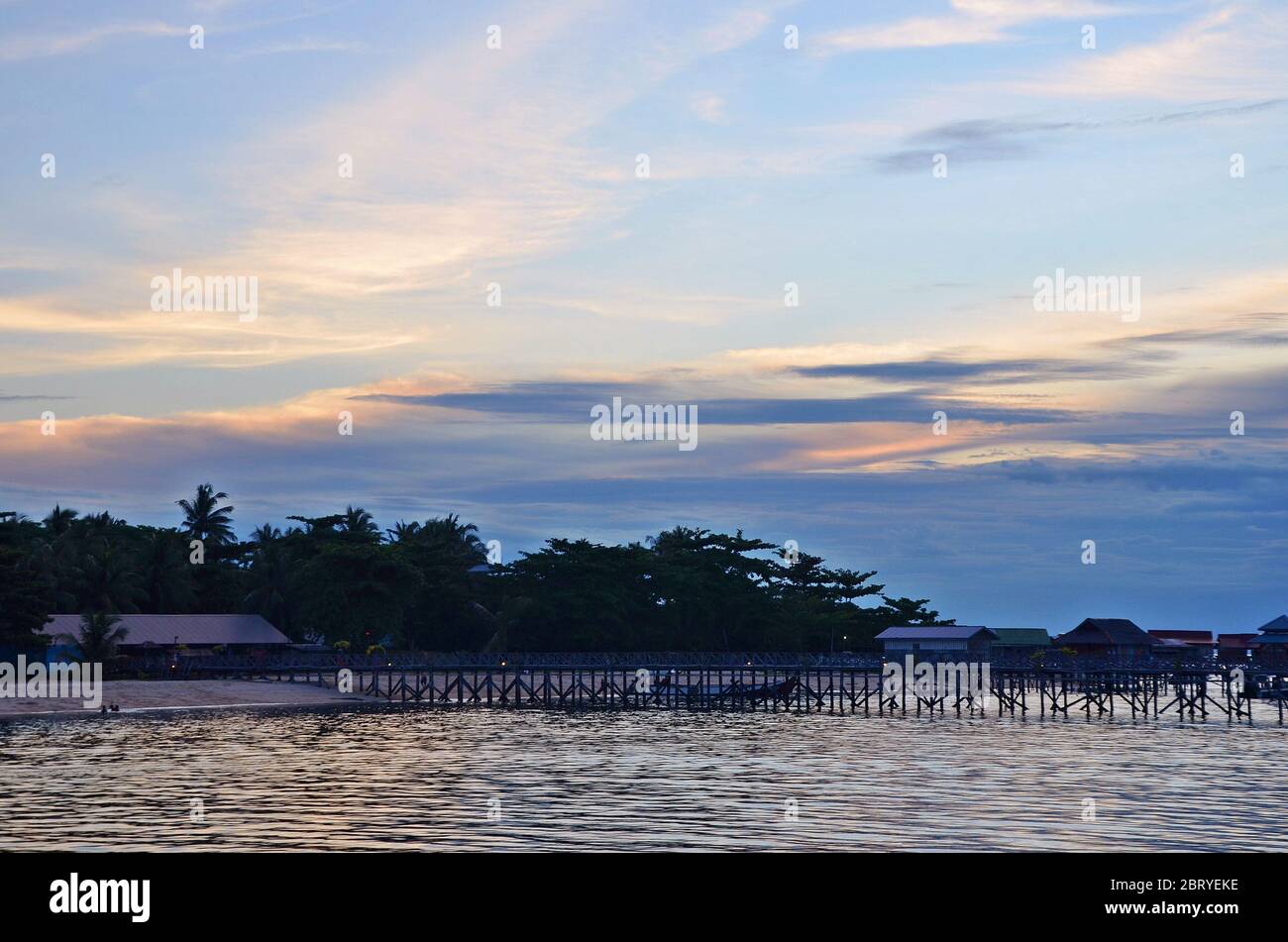 Scenario serale sull'isola tropicale di Mabul, Malesia Foto Stock