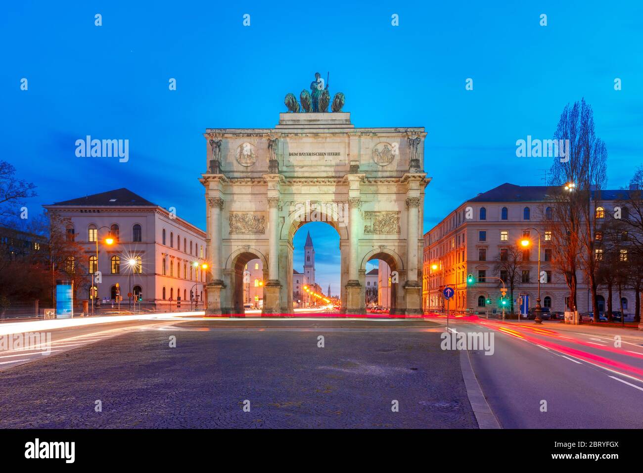 Il Siegestor o vittoria Gate, arco trionfale coronato da una statua della Baviera con un leone-quadriga di notte a Monaco di Baviera, Germania Foto Stock