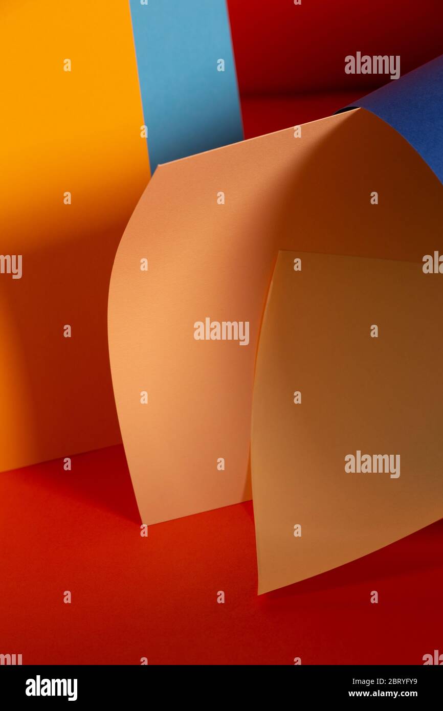 Sfondo geometrico asimmetrico astratto con l'uso di arancione, blu e giallo Foto Stock