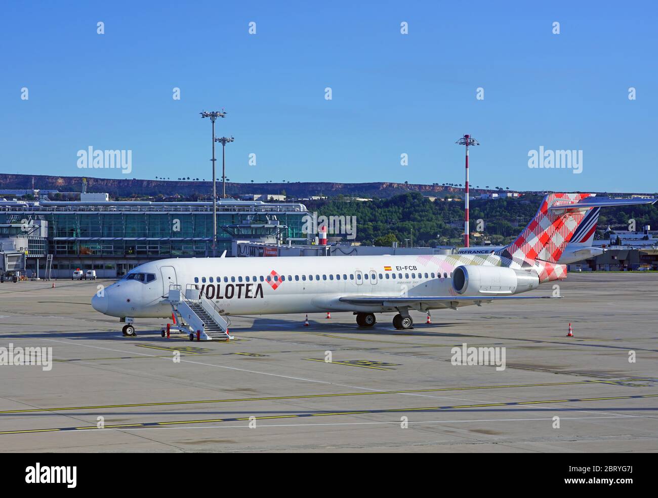 MARSIGLIA, FRANCIA -16 NOV 2019- Vista di un aereo Boeing 717 dalla compagnia aerea spagnola a basso costo Volotea (V7) all'aeroporto Marseille Provence (MRS) a M. Foto Stock