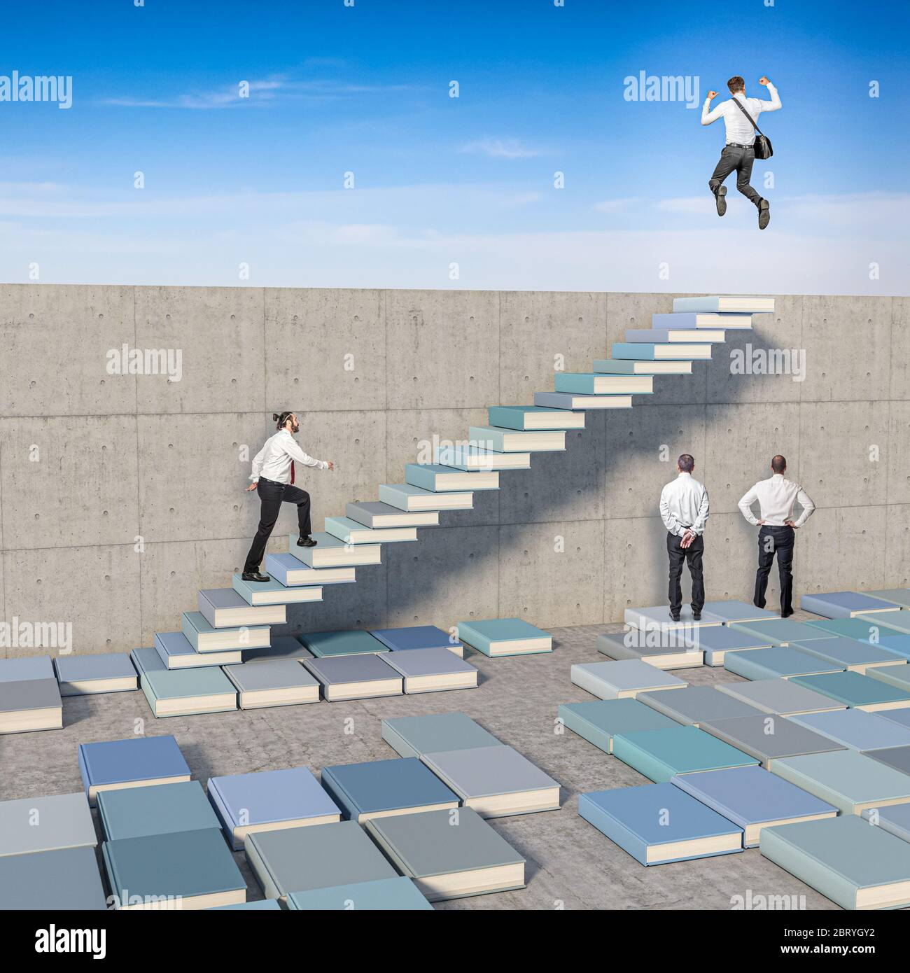uomini d'affari, alcuni di loro hanno creato una scala con libri a terra per superare il muro, altri guardano al muro. concetto di creatività e o Foto Stock