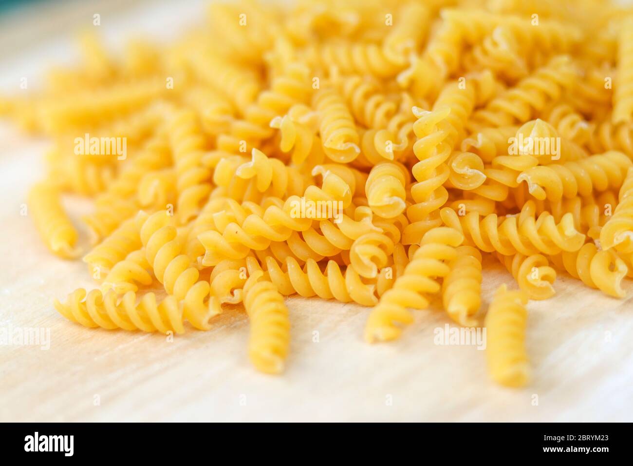 Fusilli sul tavolo di legno. Fusilli è un tipo di spaghetti. Foto Stock