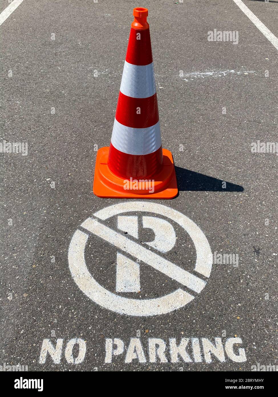 2 x NO PARKING GARAGE IN CONSTANT USE Self Adhesive Warning Sticker Signs Choice of Sizes (200