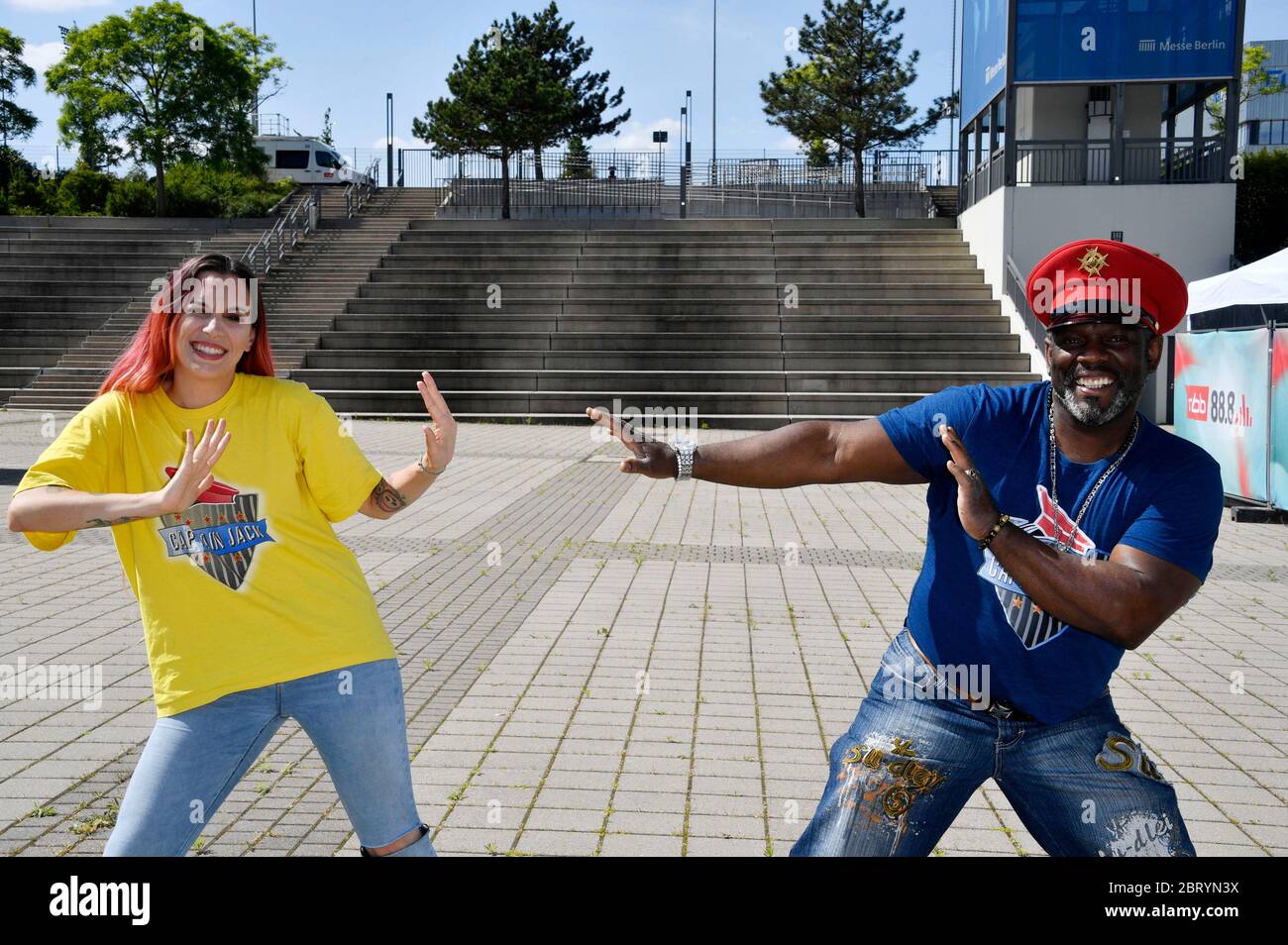 Berlino, Germania. 21 Maggio 2020. Michelle Stanley e Bruce Lacy del Capitano Jack al concerto drive-in degli anni '90 del 88.8° posto nella zona espositiva. Berlino, 21 maggio 2020 | utilizzo nel mondo Credit: dpa/Alamy Live News Foto Stock