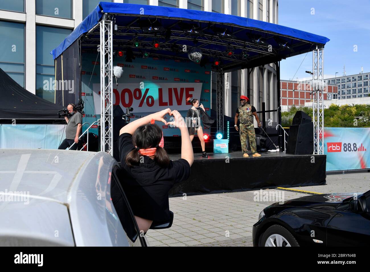 Berlino, Germania. 21 Maggio 2020. Michelle Stanley e Bruce Lacy del Capitano Jack al concerto drive-in degli anni '90 del 88.8° posto nella zona espositiva. Berlino, 21 maggio 2020 | utilizzo nel mondo Credit: dpa/Alamy Live News Foto Stock