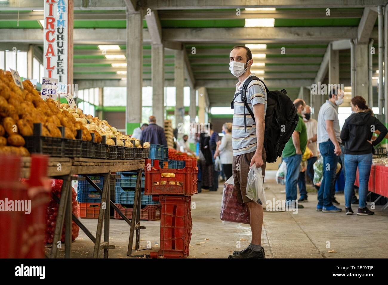 Eskisehir, Turchia - 21 maggio 2020: Uomo con maschera medica al tradizionale bazar turco di alimentari durante i giorni della corona a Eskisehir, Turchia. Foto Stock