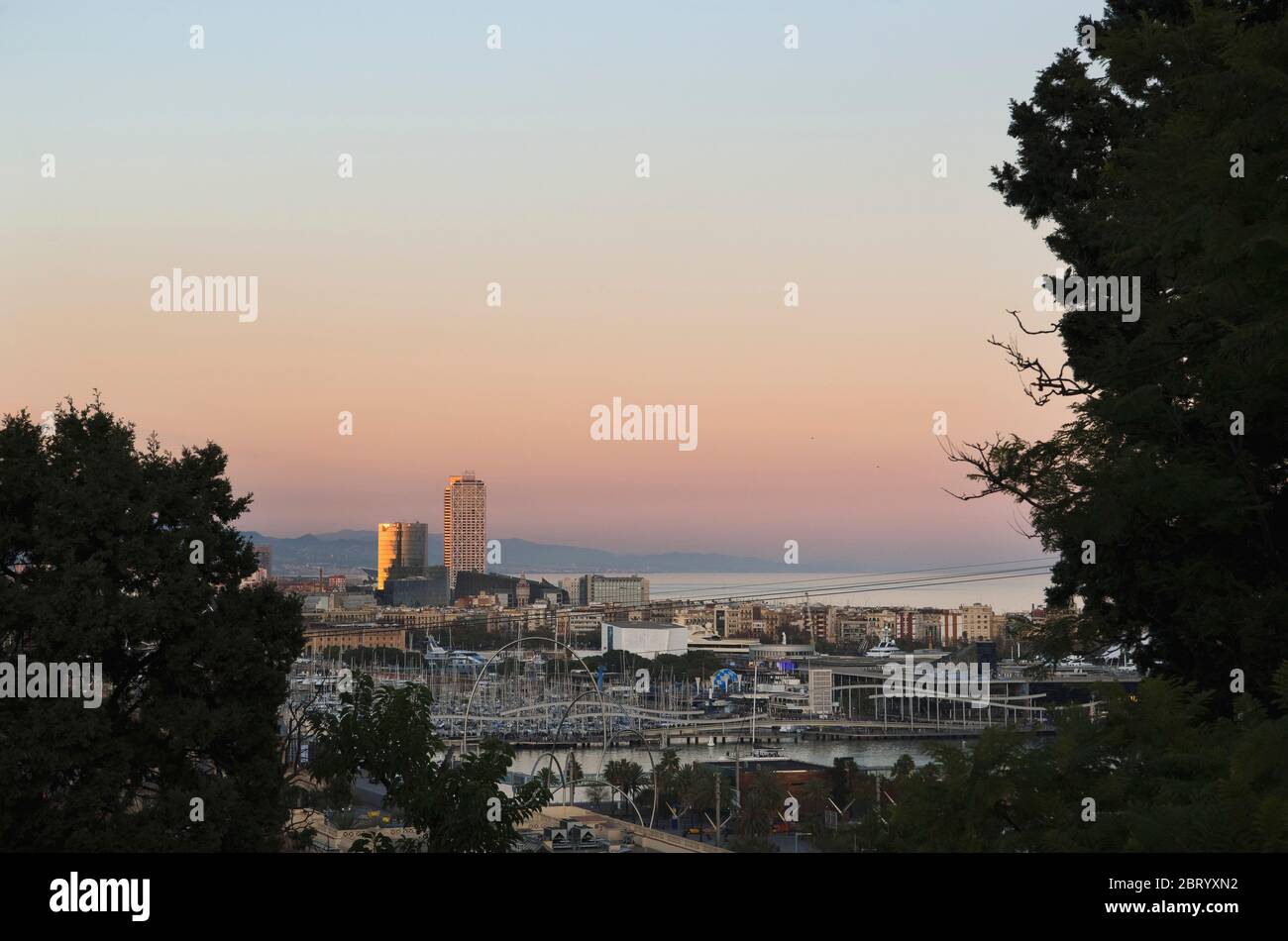 Vista elevata da Montj?ic al porto di Barcellona al tramonto, Catalogna, Spagna. Foto Stock