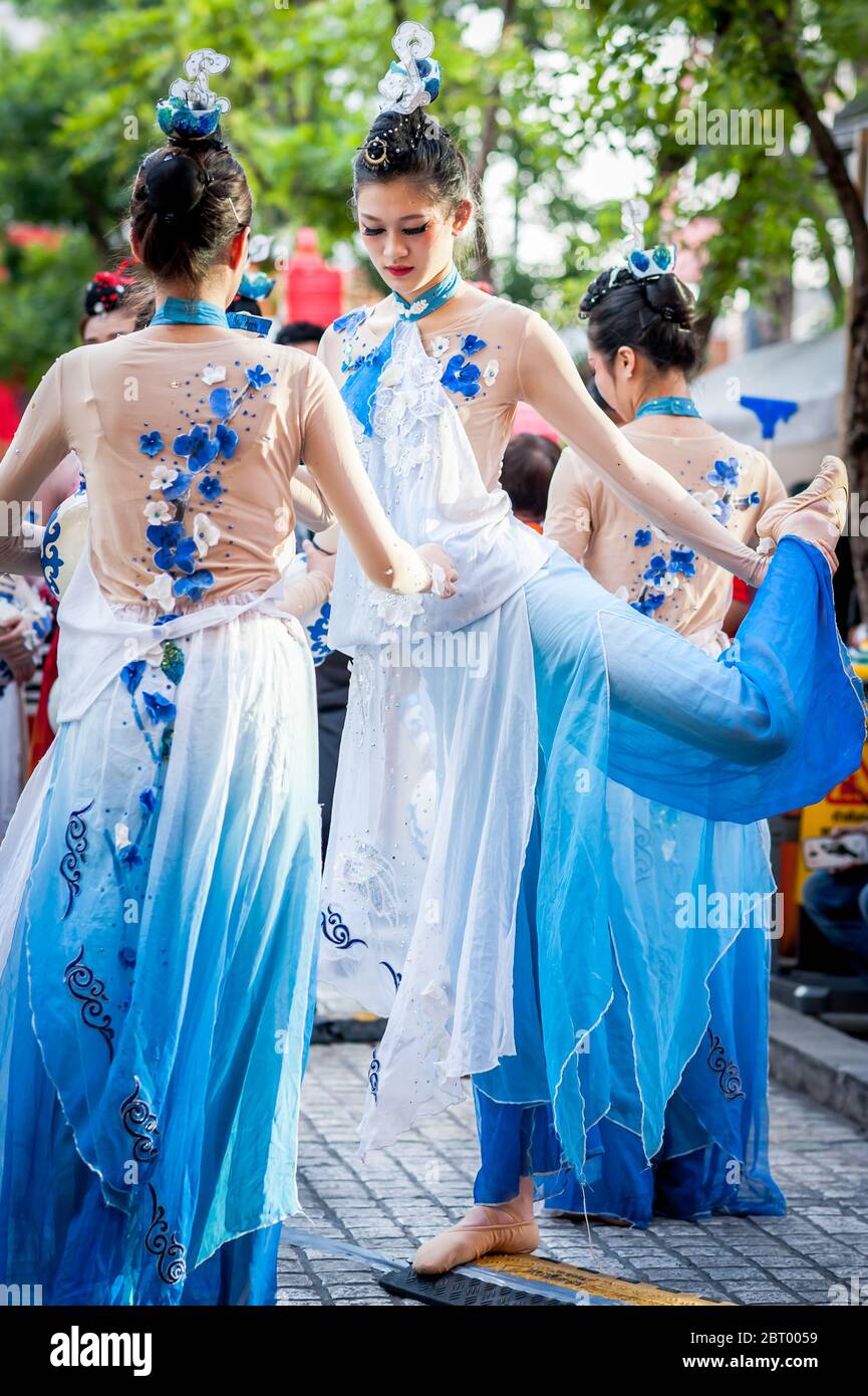 Ballerini e artisti cinesi si preparano per lo spettacolo di Capodanno cinese a Siam Sq, Bangkok City, Thailandia. Foto Stock