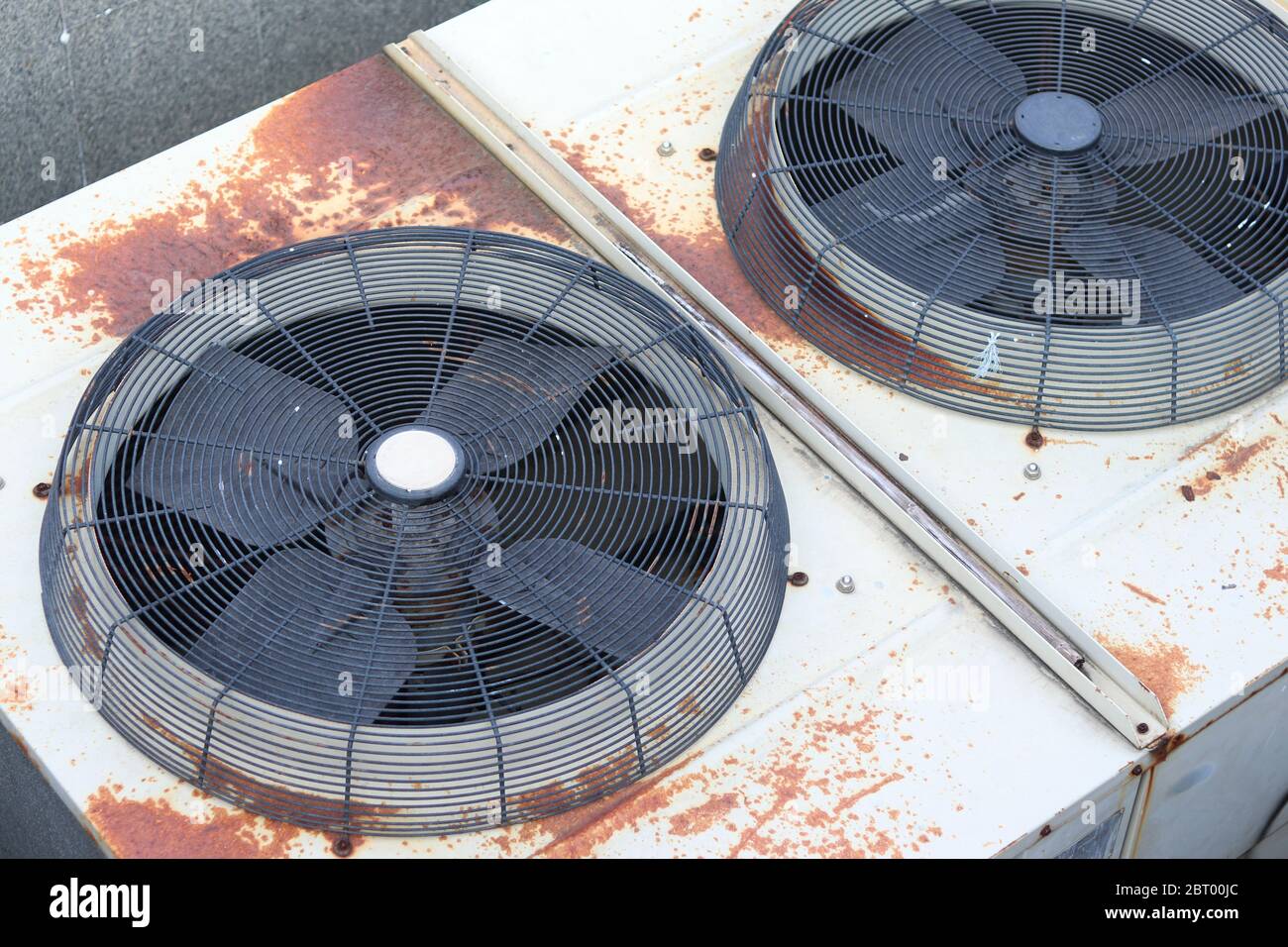 Unità di condensazione del tipo a ventola dell'impianto di climatizzazione, far saltare la parte superiore. Foto Stock