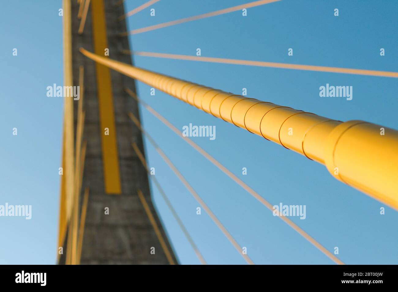 Il cavo giallo del ponte della sospensione. Il cavo del ponte di sospensione avrà tensione per sostenere il peso del ponte. Foto Stock