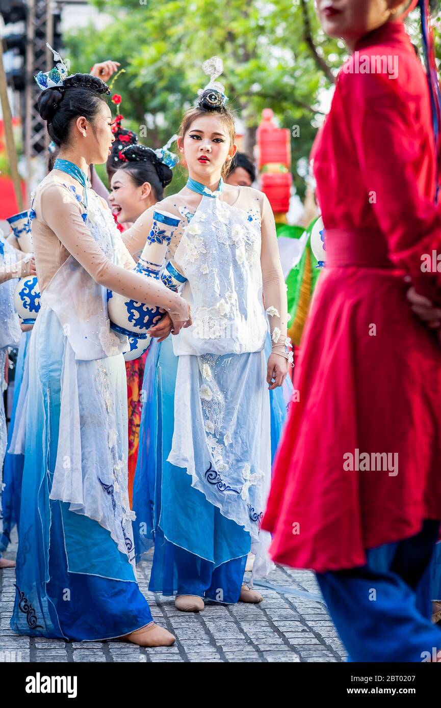 Ballerini e artisti cinesi si preparano per lo spettacolo di Capodanno cinese a Siam Sq, Bangkok City, Thailandia. Foto Stock