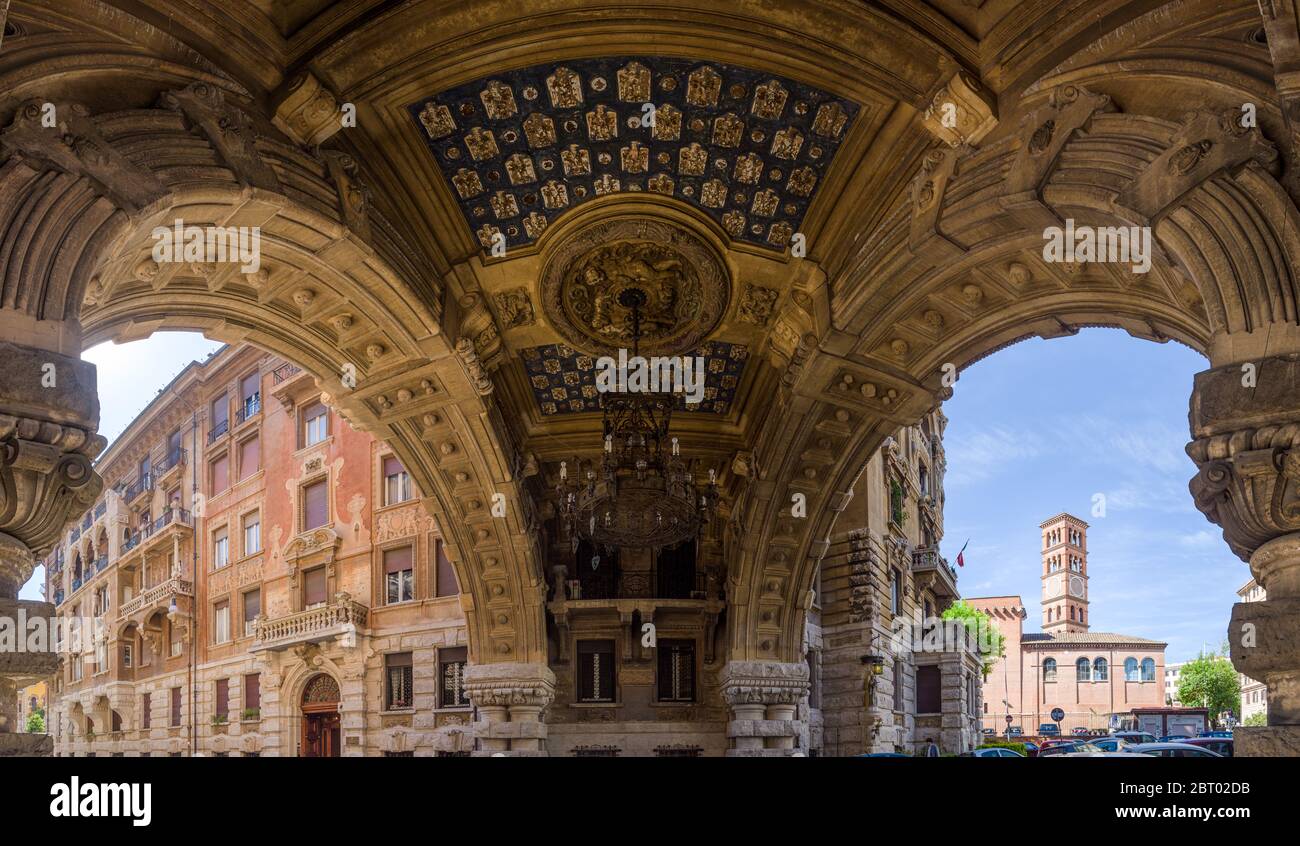 Panoramica composta da soffitto ad arco, con sculture in pietra e motivi dipinti nel quartiere Coppedè, un'architettura in stile Liberty del XX secolo Foto Stock