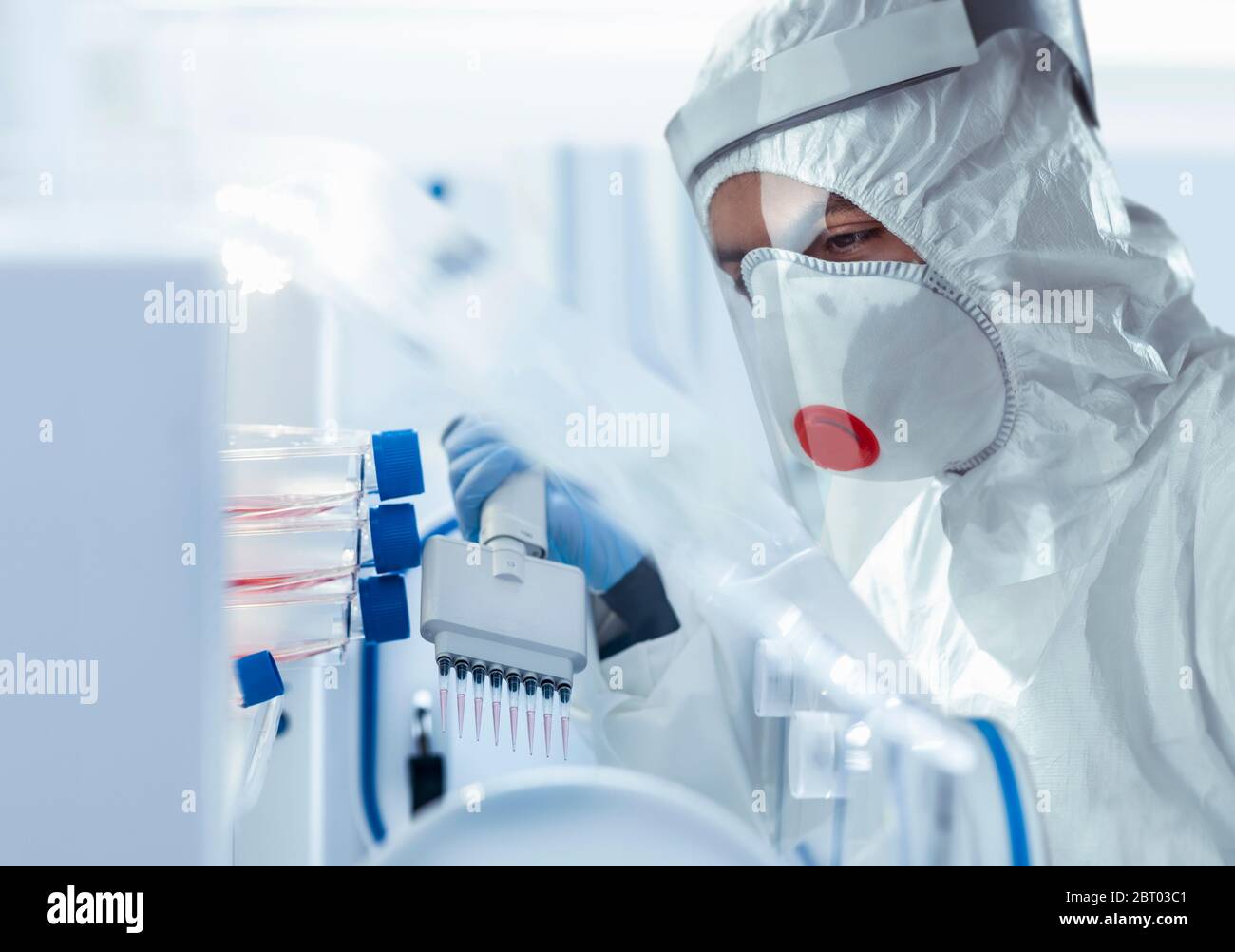 Scienziato in ricerca medica struttura di ricerca per il vaccino Covid-19. Foto Stock