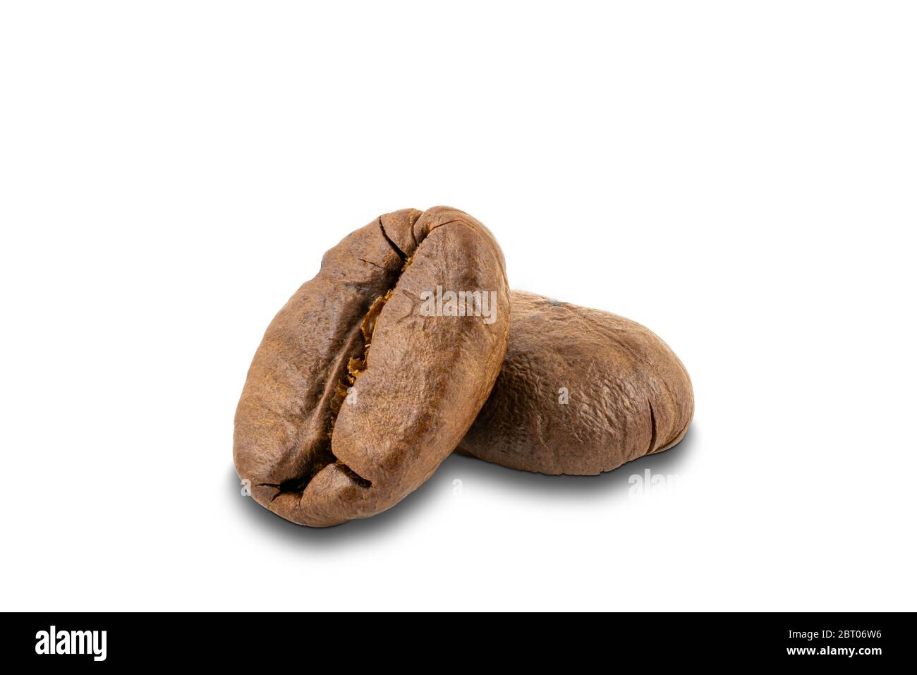 Preparazione dei chicchi di caffè isolati su sfondo bianco con percorso di ritaglio. Foto Stock