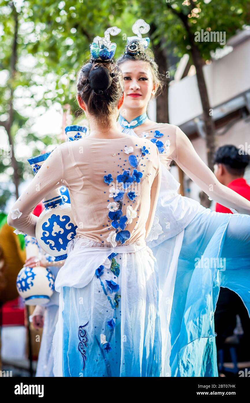 Ballerini e artisti cinesi si preparano per lo spettacolo di Capodanno cinese a Siam Sq, Bangkok City, Thailandia. Foto Stock