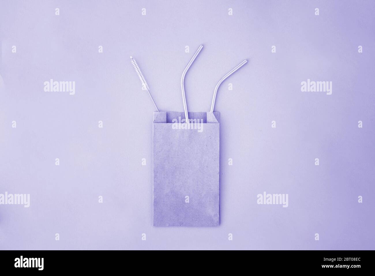 La bellissima paglia metallica e la spazzola per pulirla per i beni sostenibili per le feste Foto Stock