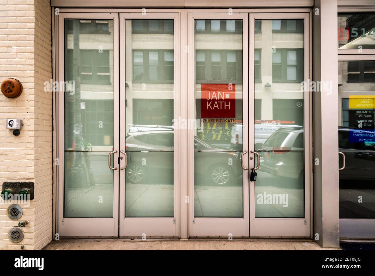 Chiuso il negozio di tappeti Kyle & Kath a causa della pandemia COVID-19 nel quartiere della galleria West Chelsea a New York venerdì 15 maggio 2020. (© Richard B. Levine) Foto Stock
