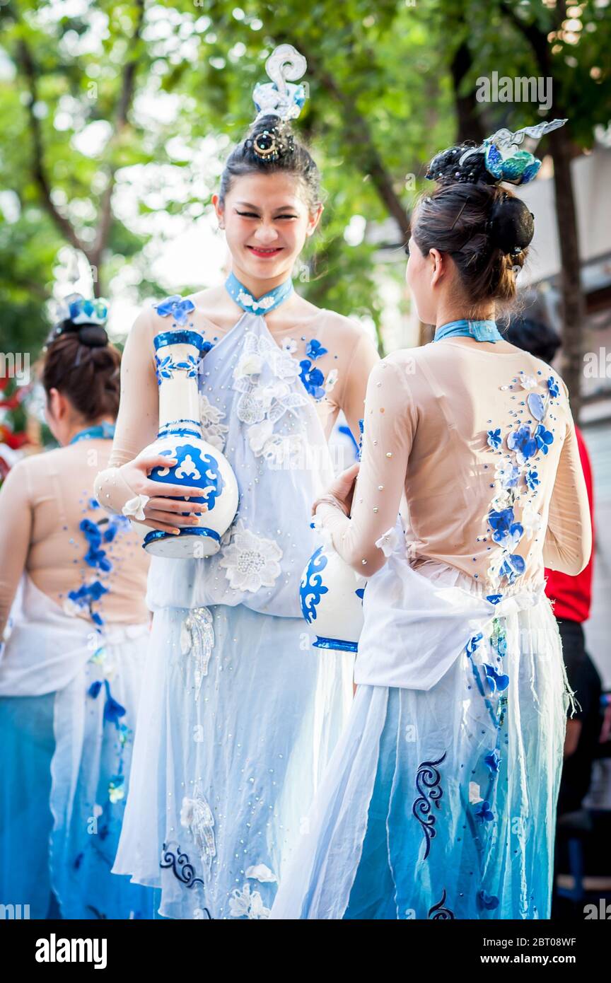 Ballerini e artisti cinesi si preparano per lo spettacolo di Capodanno cinese a Siam Sq, Bangkok City, Thailandia. Foto Stock