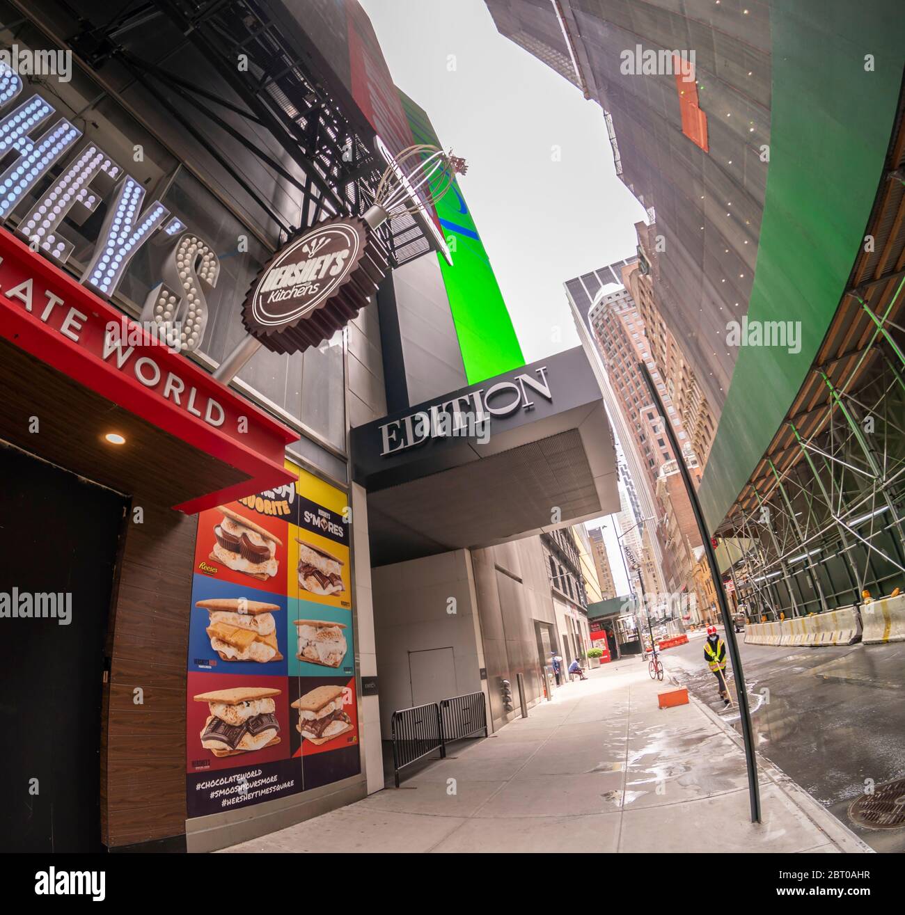 L'hotel Times Square Edition a New York martedì 19 maggio 2020. Marriott International, operatore del marchio Edition, ha annunciato che il boutique hotel cesserà di operare intorno all'agosto 13, dopo essere stato aperto solo circa un anno. Le tariffe per l'occupazione dell'hotel si sono ridotte al 17% a causa della pandemia del COVID-19. (© Richard B. Levine) Foto Stock